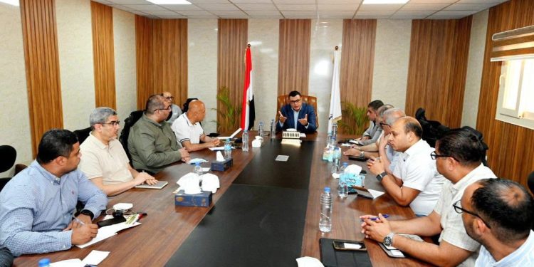 وزير الإسكان يستهل جولته اليوم بعقد اجتماع لمتابعة موقف تنفيذ المشروعات التنموية بالساحل الشمالى الغربي