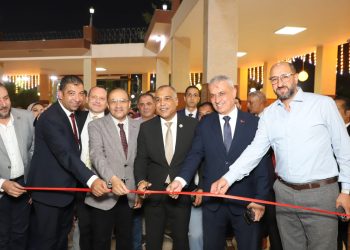  رئيس نقابة البترول ورئيس مصر للبترول يفتتحان معرض المستلزمات المدرسية لأبناء العاملين