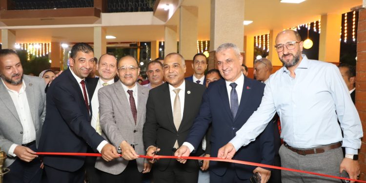  رئيس نقابة البترول ورئيس مصر للبترول يفتتحان معرض المستلزمات المدرسية لأبناء العاملين