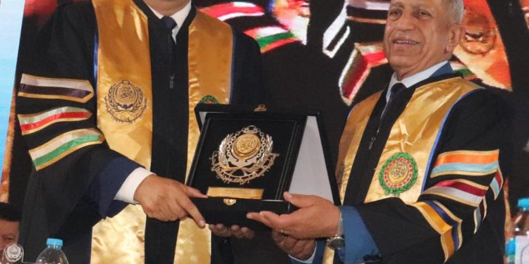 وزير قطاع الأعمال يشهد حفل تخرج دفعة جديدة من طلبة كلية الدراسات العليا في الإدارة بالأكاديمية العربية للعلوم والتكنولوجيا والنقل البحري