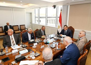 وزير الإسكان يعقد اجتماعًا موسعًا مع رؤساء وممثلي الجهات التابعة للوزارة ويصدر حزمة من التوجيهات