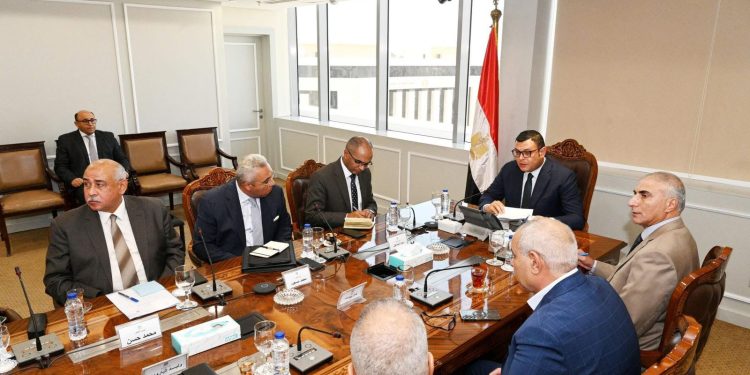 وزير الإسكان يعقد اجتماعًا موسعًا مع رؤساء وممثلي الجهات التابعة للوزارة ويصدر حزمة من التوجيهات