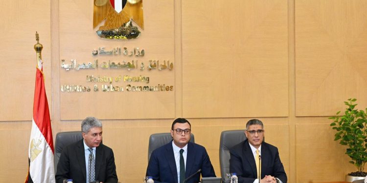 وزيرا الإسكان والسياحة يتابعان مستجدات المخطط الاستراتيجي لتطوير المنطقة الممتدة بين مطار سفنكس الدولي ومنطقة هرم سقارة