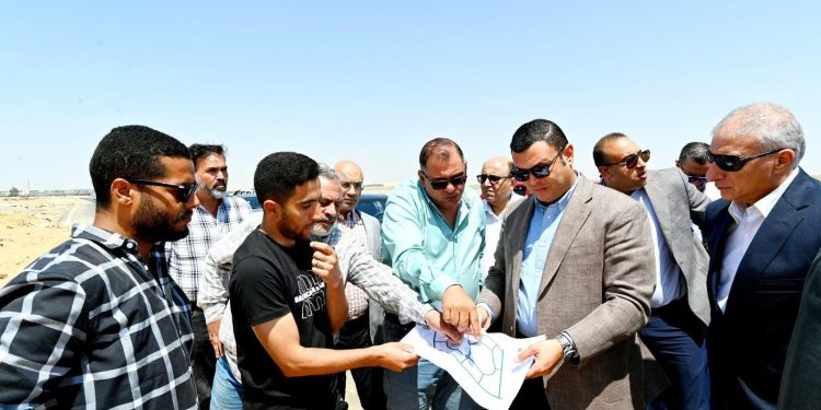وزير الإسكان يتفقد مشروعات تنفيذ شبكات المرافق بمنطقة جنيفة بمدينة الشروق