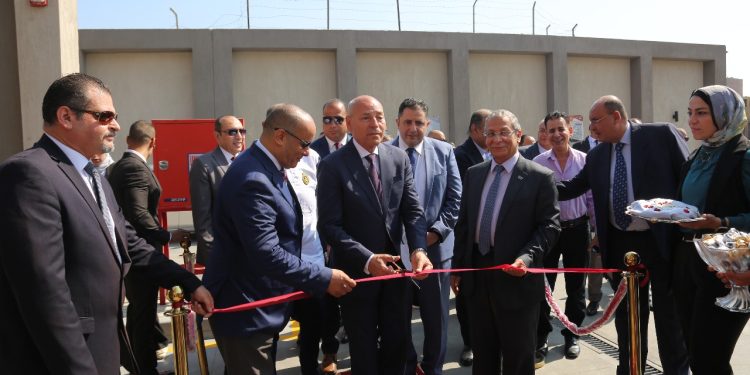 بالصور.. محافظ القاهرة ورئيس “التعاون للبترول” يفتتحان محطة وقود جديدة بغمرة