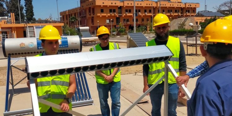 هيئة الطاقة الجديدة والمتجددة تنظم برنامجاً تدريبياً متخصصاً في تركيب وصيانة السخانات الشمسية