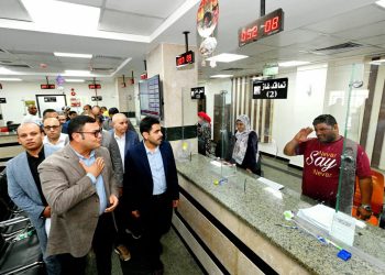 وزير الإسكان يتفقد المركز التكنولوجي لخدمة المواطنين بالعبور الجديدة