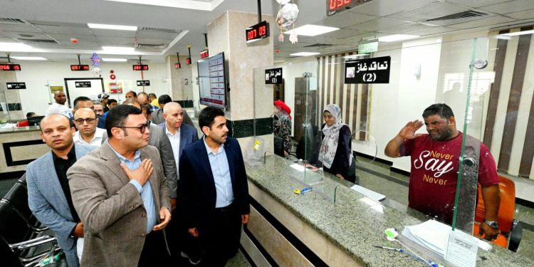 وزير الإسكان يتفقد المركز التكنولوجي لخدمة المواطنين بالعبور الجديدة