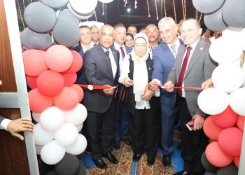 بالتقسيط وبأسعار مخفضة.. عباس صابر وريهام علفه يفتتحان معرض المستلزمات المدرسية لأبناء العاملين بقطاع البترول في الإسكندرية