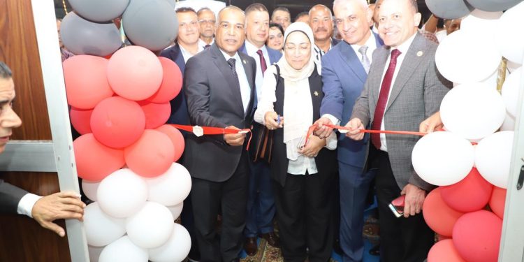 بالتقسيط وبأسعار مخفضة.. عباس صابر وريهام علفه يفتتحان معرض المستلزمات المدرسية لأبناء العاملين بقطاع البترول في الإسكندرية