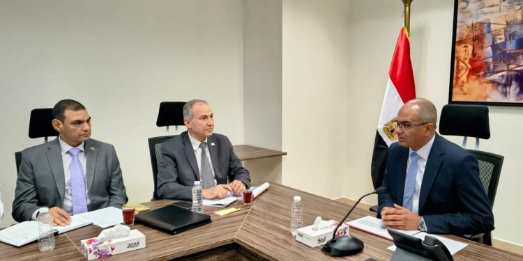 نائب وزير الإسكان يترأس اجتماع متابعة تصنيع المهمات الكهروميكانيكية بمشروعات المياه والصرف