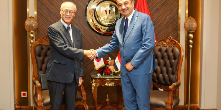 وزير قطاع الأعمال يستقبل سفير اليابان بالقاهرة لبحث فرص تعزيز التعاون والاستثمار المشترك