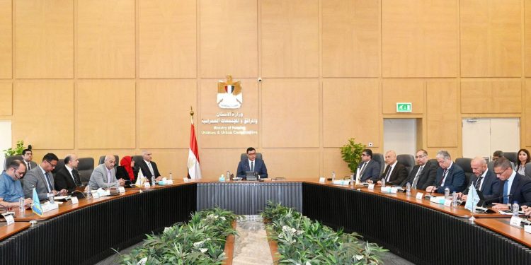 وزير الإسكان يتابع موقف تنفيذ منطقة الأعمال المركزية بالعاصمة الإدارية الجديدة