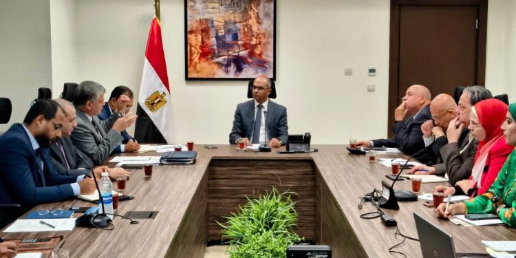 نائب وزير الإسكان يعقد اجتماعا لمناقشة الاستفادة القصوي من إنتاج مجمع محطات تحلية مياه البحر بالعين السخنة