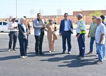 وزير الإسكان يتابع موقف تطوير الطرق والمرافق بالمناطق الصناعية بمساحة 2560 فدانا بالعاشر من رمضان
