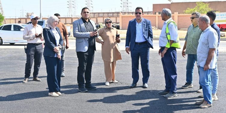 وزير الإسكان يتابع موقف تطوير الطرق والمرافق بالمناطق الصناعية بمساحة 2560 فدانا بالعاشر من رمضان