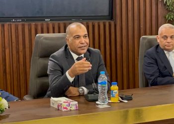 استقبال حافل لرئيس نقابة البترول عباس صابر بشركة غاز مصر.. وقنديل يرحب بمشاركته في ندوة قانون العمل الجديد