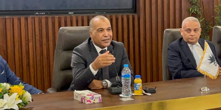 استقبال حافل لرئيس نقابة البترول عباس صابر بشركة غاز مصر.. وقنديل يرحب بمشاركته في ندوة قانون العمل الجديد