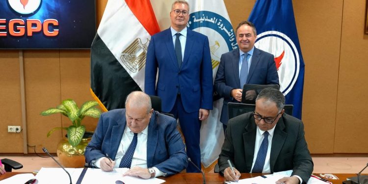 121 مليون دولار استثمارات جديدة.. البترول توقع 3 اتفاقيات مع شركات عالمية