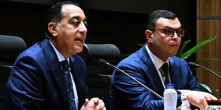 بحضور وزير الإسكان والمرافق والمجتمعات العمرانية: رئيس الوزراء يعقد اجتماعًا موسعاً مع رؤساء أجهزة المدن الجديدة