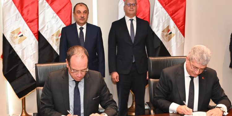 وزيرا قطاع الأعمال والبترول يشهدان توقيع عقد بين “إيجوث” و”بتروجت” لإعادة تأهيل وتشغيل فندق “جيت بيتش” بالعين السخنة