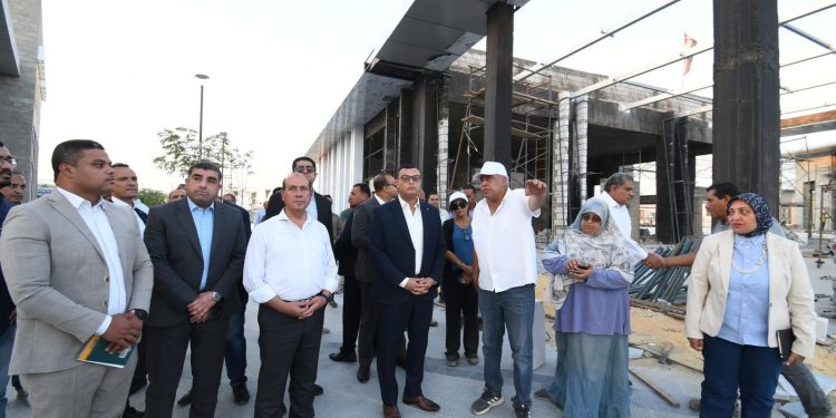وزير الإسكان يقوم بجولة مفاجئة بمشروع حدائق “تلال الفسطاط” بمنطقة مصر القديمة بالقاهرة