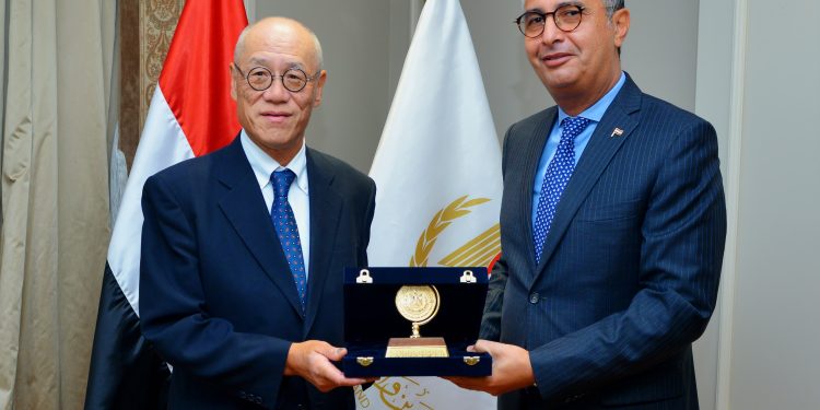 وزير التموين والتجارة الداخلية يلتقي سفير اليابان بالقاهرة لبحث تعزيز فرص الاستثمار والتعاون المشترك