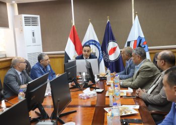 رئيس نقابة البترول يزور شركة أسيوط لتكرير البترول ويشيد بدور العمال و اعتبارهم الثروة الحقيقية للقطاع