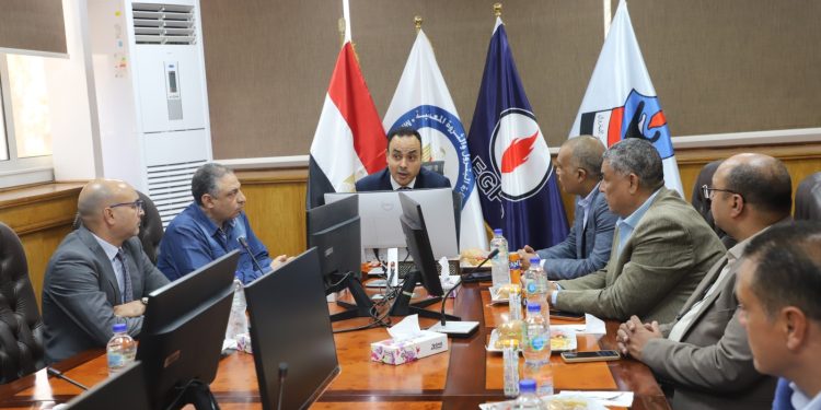 رئيس نقابة البترول يزور شركة أسيوط لتكرير البترول ويشيد بدور العمال و اعتبارهم الثروة الحقيقية للقطاع 