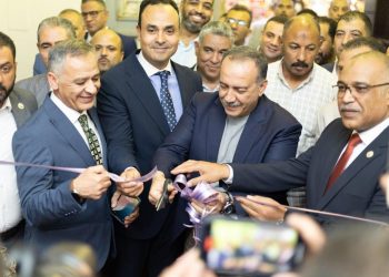 محافظ أسيوط و نقيب البترول و رئيسى أسيوط والنيل للبترول يفتتحون معرض المستلزمات المدرسية