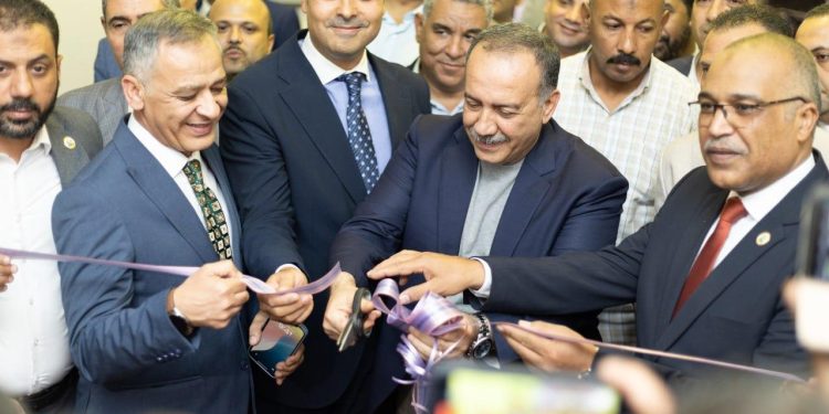 محافظ أسيوط و نقيب البترول و رئيسى أسيوط والنيل للبترول يفتتحون معرض المستلزمات المدرسية