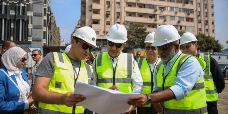 وزير قطاع الأعمال يتفقد مشروع إحياء فندق الكونتيننتال التاريخي بوسط القاهرة