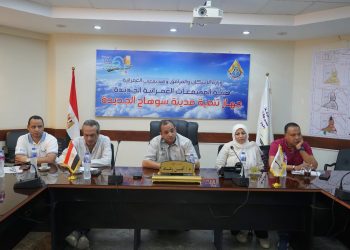 رئيس جهاز مدينة سوهاج الجديدة يلتقي عدداً من أصحاب المصانع لمناقشة مطالبهم ومقترحاتهم