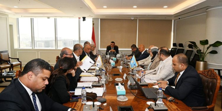 وزير الإسكان يعقد اجتماعاً مع ممثلي شركة أوراسكوم لمتابعة الموقف التنفيذي لعدد من المشروعات 