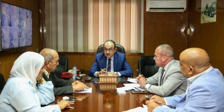 وزير قطاع الأعمال في زيارة مفاجئة لشركة السد العالي للمشروعات الكهربائية والصناعية “هايديليكو”