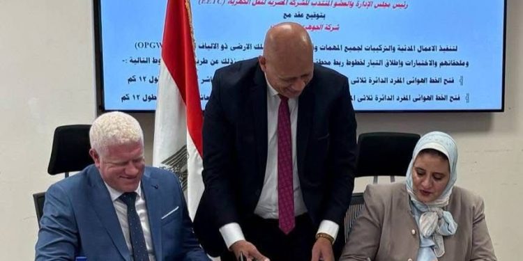 “نقل الكهرباء” توقع عقدًا جديدًا لدعم مشروعات الطاقة المتجددة وتعزيز استقرار الشبكة القومية