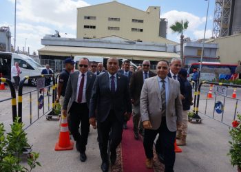 رئيس نقابة البترول يزور بتروكيماويات الإسكندرية ويصفها بالصرح الصناعي الاستراتيجي