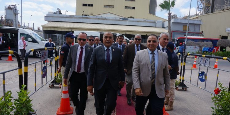 رئيس نقابة البترول يزور بتروكيماويات الإسكندرية ويصفها بالصرح الصناعي الاستراتيجي