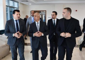 وزير الشباب والرياضة يصطحب رئيس الأكاديمية العربية للعلوم والتكنولوجيا في جولة بنادي النادي بالعاصمة الإدارية
