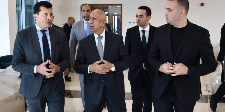 وزير الشباب والرياضة يصطحب رئيس الأكاديمية العربية للعلوم والتكنولوجيا في جولة بنادي النادي بالعاصمة الإدارية