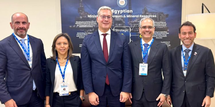 وزير البترول يبحث مع شلمبرجير العالمية التعاون في التطوير التكنولوجي لمجال البحث عن البترول والغاز