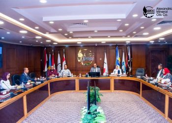 الكردي وعلفة يبحثان تعزيز التكامل الطاقي بين “أموك” و”الإسكندرية للبترول”