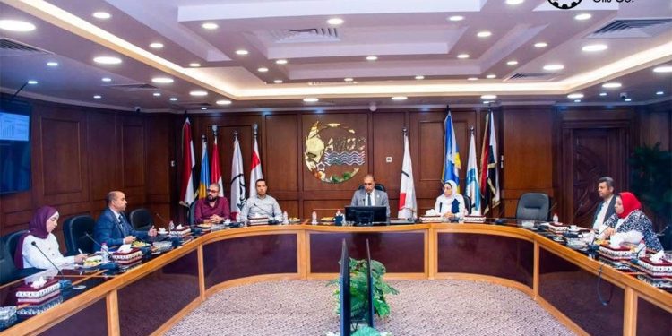 الكردي وعلفة يبحثان تعزيز التكامل الطاقي بين “أموك” و”الإسكندرية للبترول”