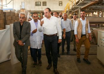 وزير قطاع الأعمال في زيارة ميدانية لشركة العبوات والمستلزمات الطبية بالعاشر من رمضان