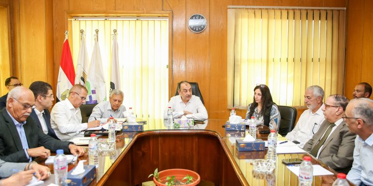 وزير قطاع الأعمال يستعرض الموقف التنفيذي لمشروعات التطوير بشركات “القابضة للأدوية” وإدخال مستحضرات جديدة