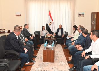 وزير قطاع الأعمال يلتقي محافظ البحيرة في مستهل زيارته لشركة مصر للغزل والنسيج وصباغي البيضا بكفر الدوار