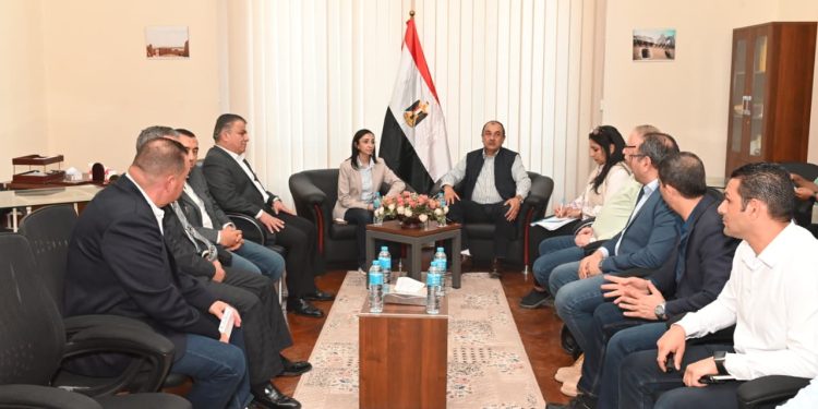وزير قطاع الأعمال يلتقي محافظ البحيرة في مستهل زيارته لشركة مصر للغزل والنسيج وصباغي البيضا بكفر الدوار