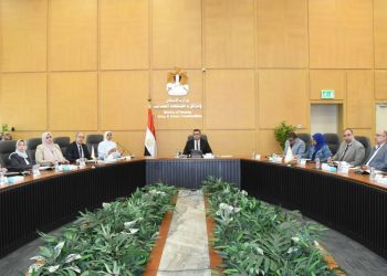 وزير الإسكان يعقد اجتماعاً موسعاً مع مسئولي مديريات الإسكان بمختلف المحافظات