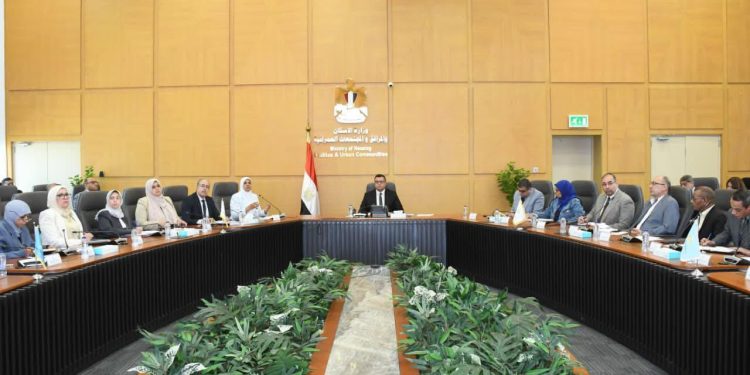وزير الإسكان يعقد اجتماعاً موسعاً مع مسئولي مديريات الإسكان بمختلف المحافظات