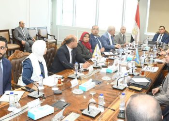 وزير الإسكان يعقد اجتماعا مع مسئولي الشركة السعودية المصرية لبحث عدد من الفرص الاستثمارية